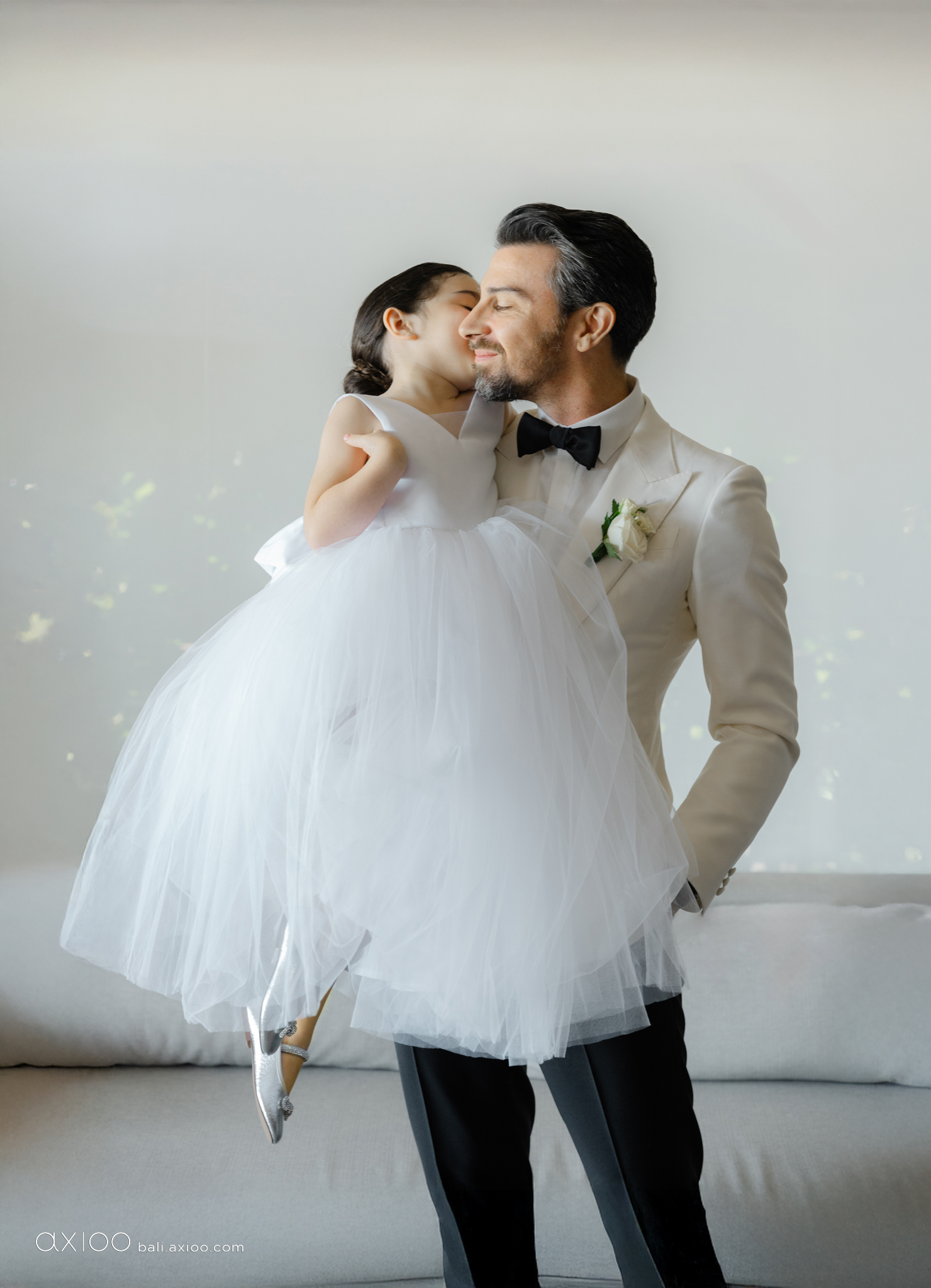 Axioo: Little Scene Stealers